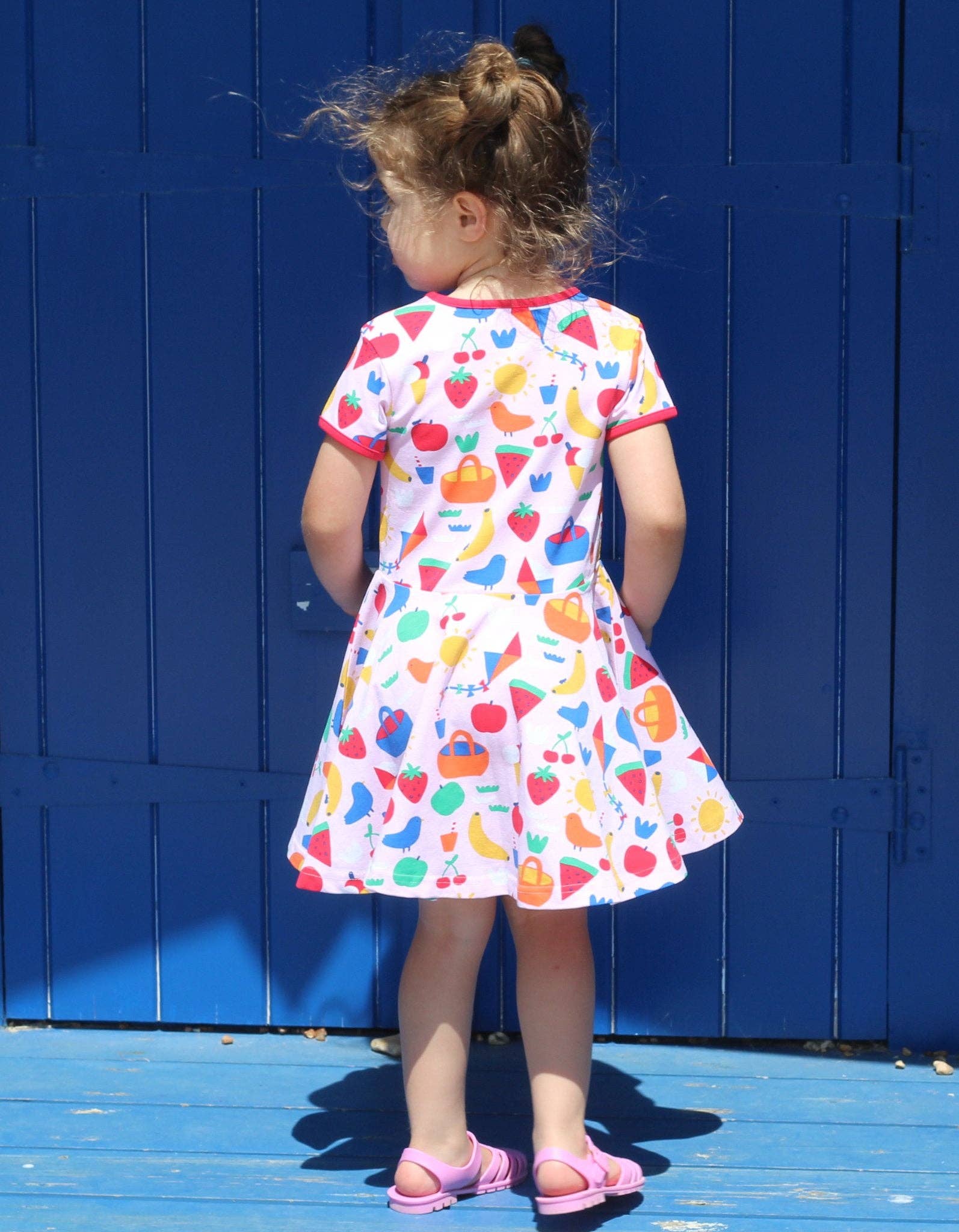 Toby Tiger GmbH - Vente Robe – enfant - Robe de skateur pour enfant en coton bio à manches courtes avec imprimé pique-nique1