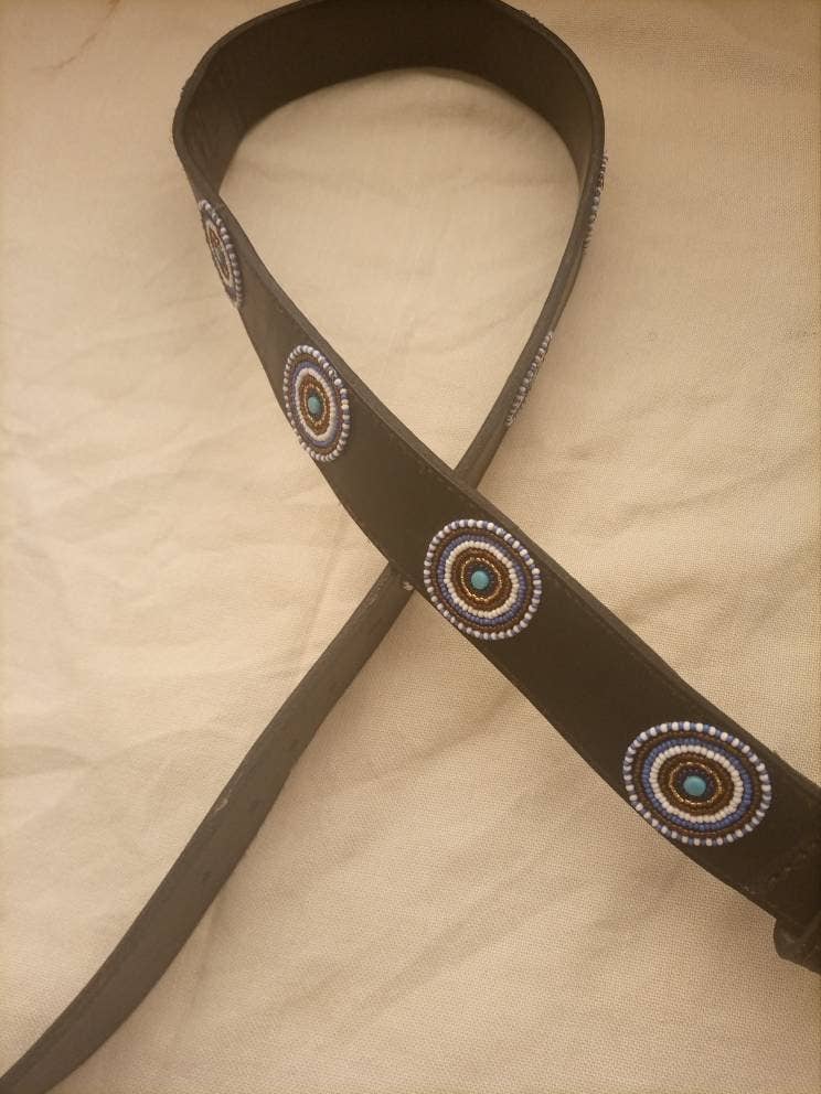 Delight merchants – Großhandel Gürtel – Damen – Blaue und braune handgefertigte Ledergürtel mit Perlen aus Kenia mit kostenlosem Versand3