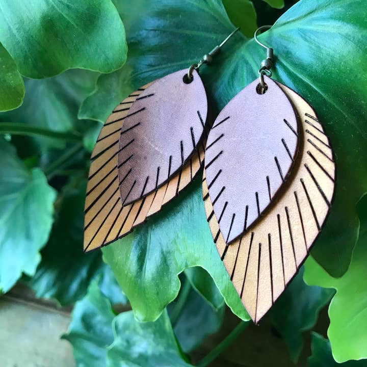 Boucles d'oreilles pendantes plumes en cuir (marron et jaune) pour la vente par Simply Me • Gentlemen Est. 2017 LLC