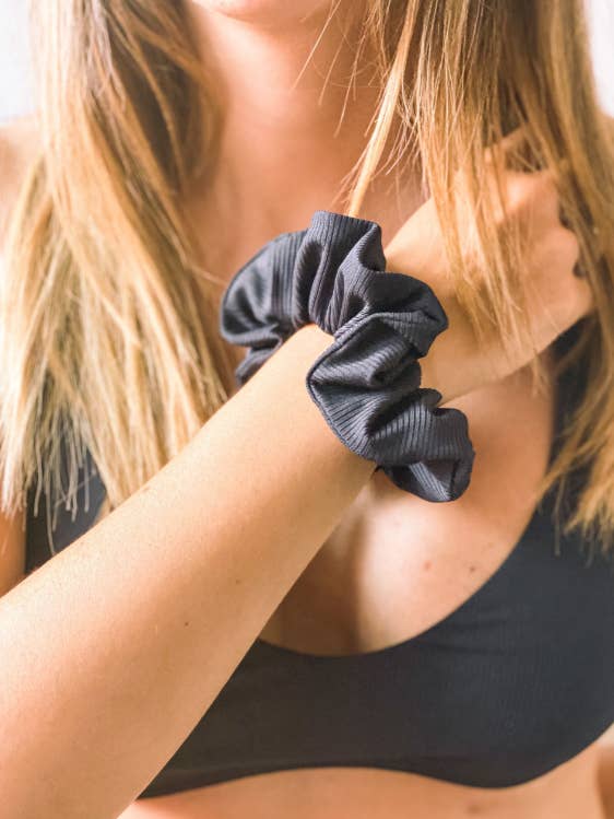 Scrunchie zwart voor wholesale door Minimal Wanders
