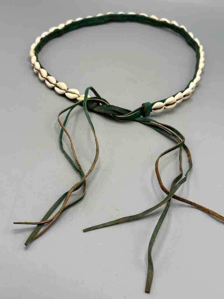 The Niger Bend – Großhandel Gürtel – Damen – Schmaler afrikanischer Krawattenverschluss aus echtem Kaurimuschelleder35