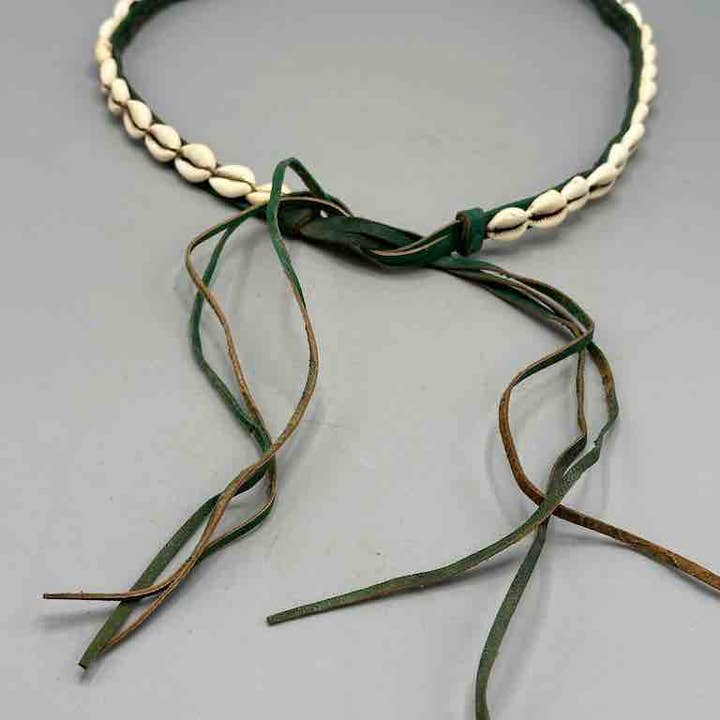 The Niger Bend – Großhandel Gürtel – Damen – Schmaler afrikanischer Krawattenverschluss aus echtem Kaurimuschelleder35