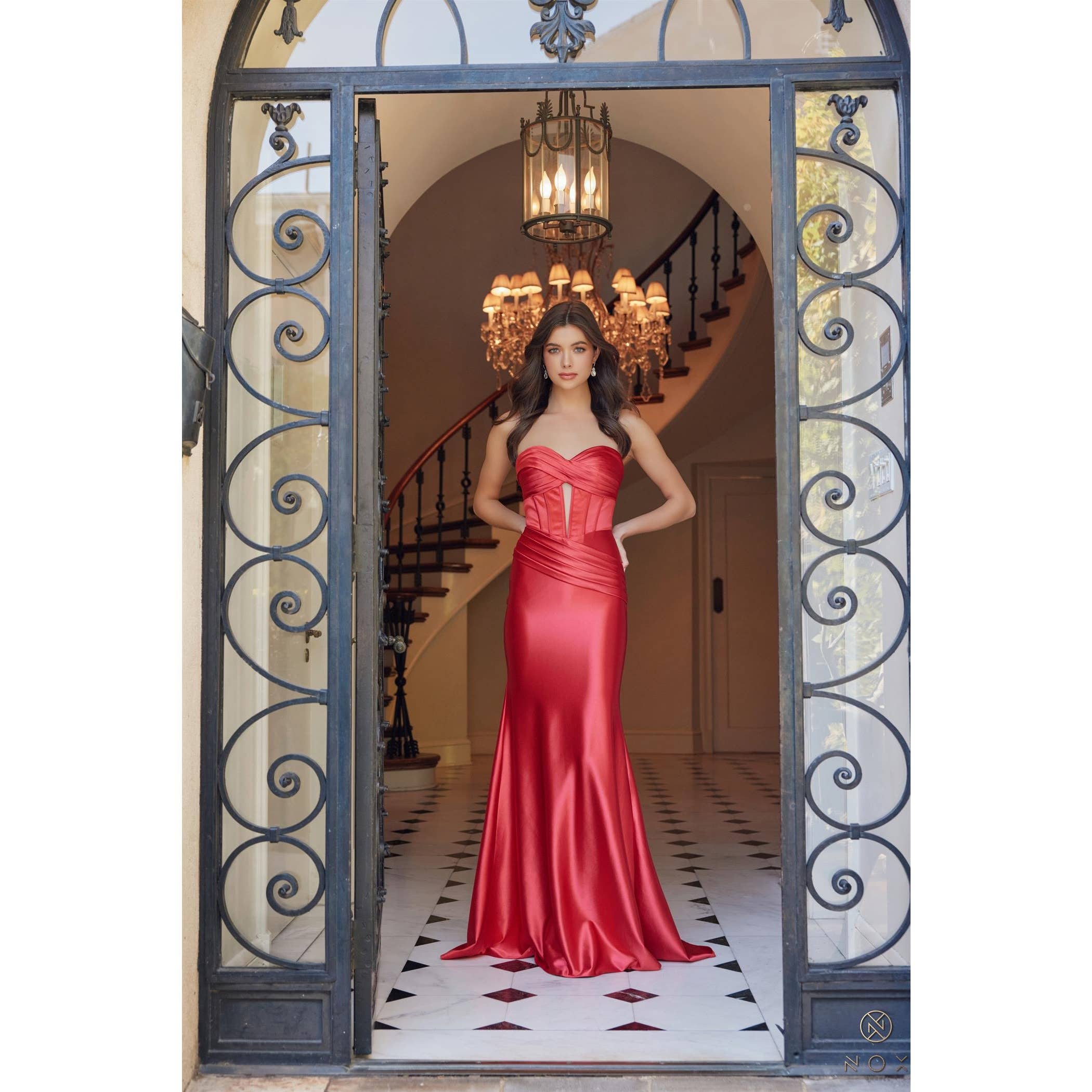 Noxanabel - Wholesale Formele jurk - Dames - Noxanabel satijnen strapless jurk met aansluitende pasvorm T150015