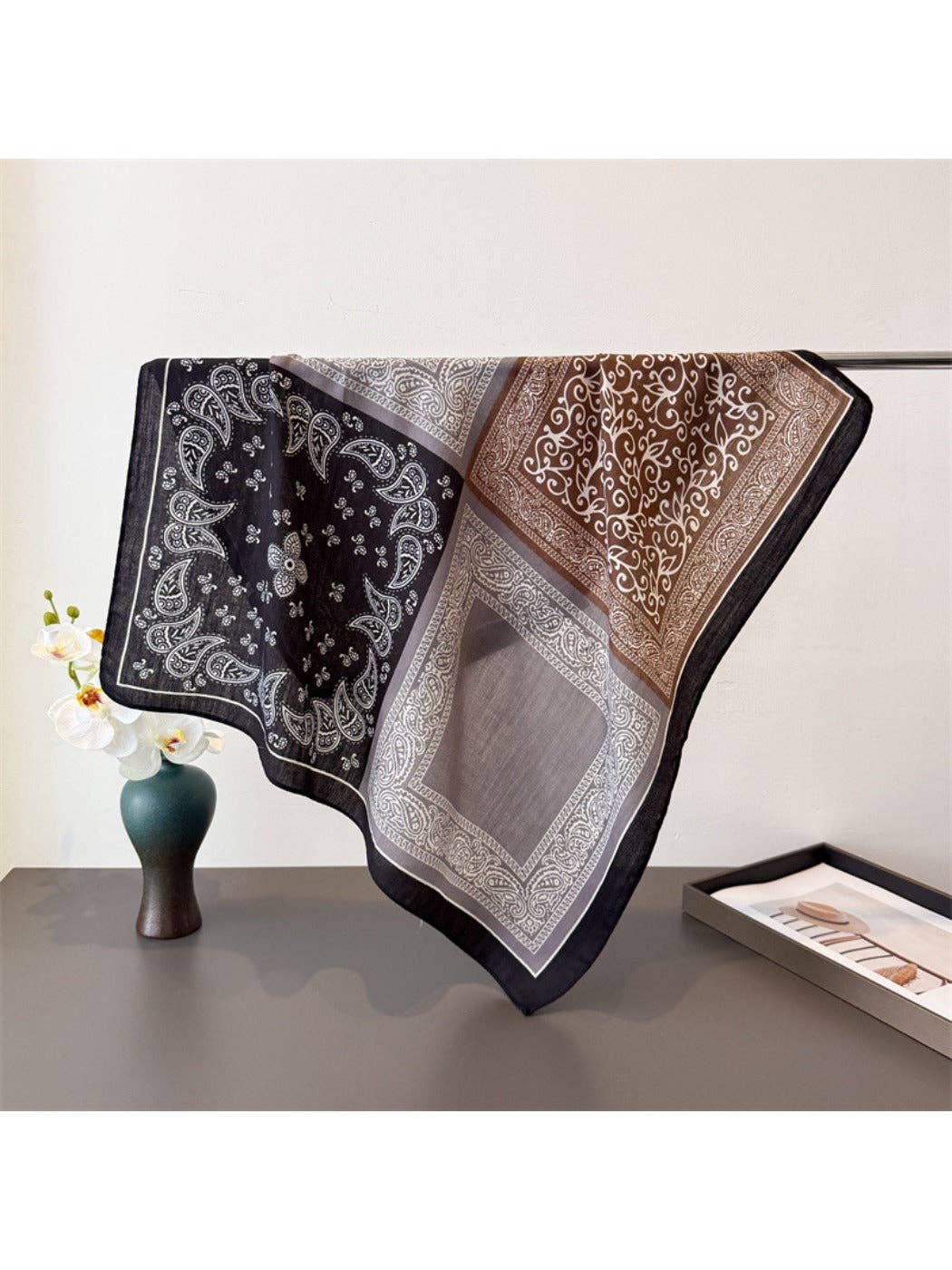 Funkyrel® Atzbranding Limited – Großhandel Schal – Damen – Scarvii - Quadratisches Tuch mit Paisley-Muster1