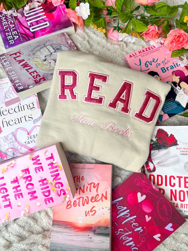 Sweatshirt à paillettes READ pour la vente par Threaded By Sabrina