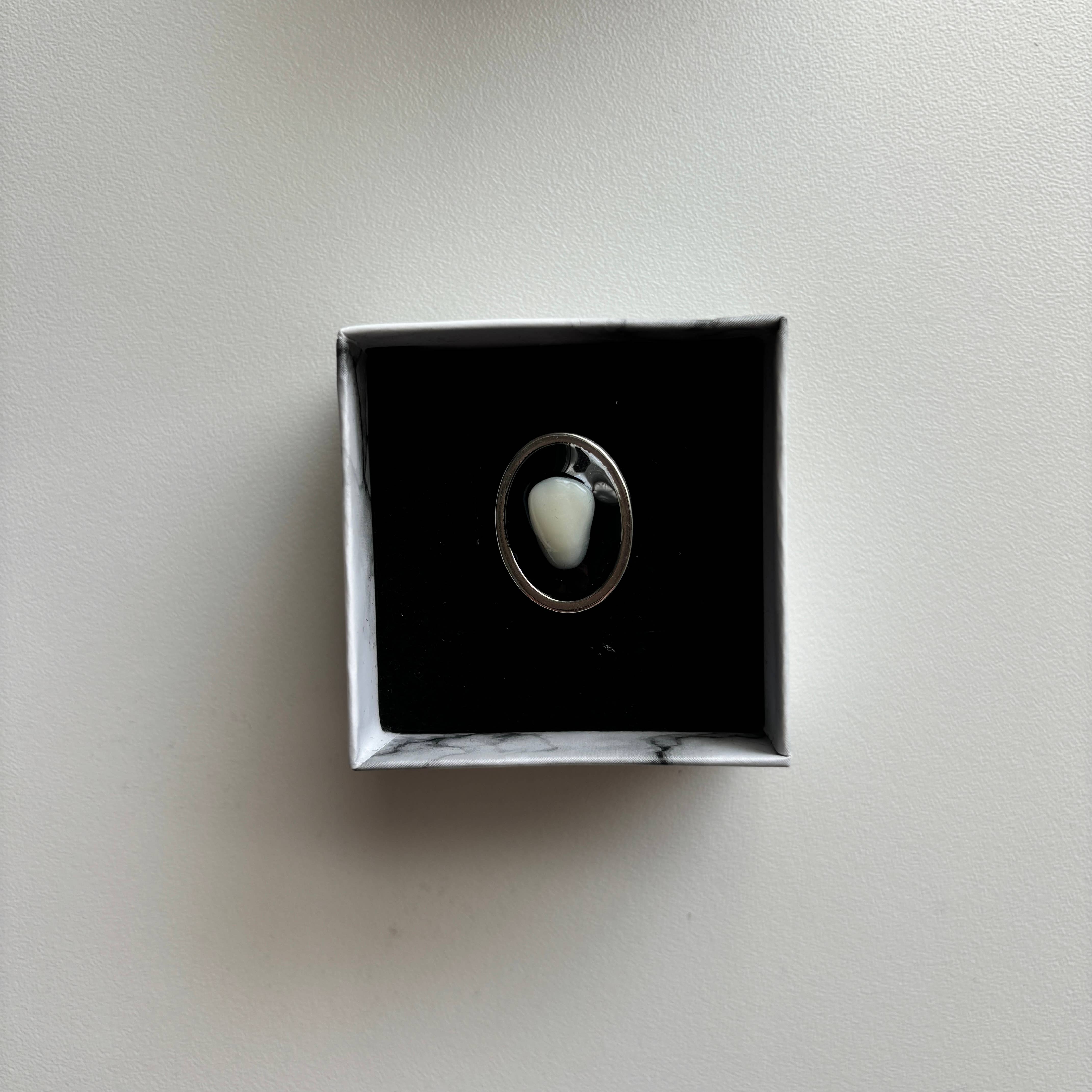 The Wolfshop - Venta al por mayor Anillos solitarios - Oddity Ring - Diente humano canino de resina2