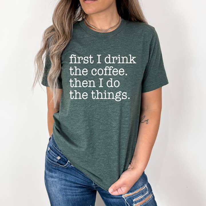 Maglietta con grafica divertente First I Drink The Coffee per la vendita all'ingrosso da parte di FAMS design
