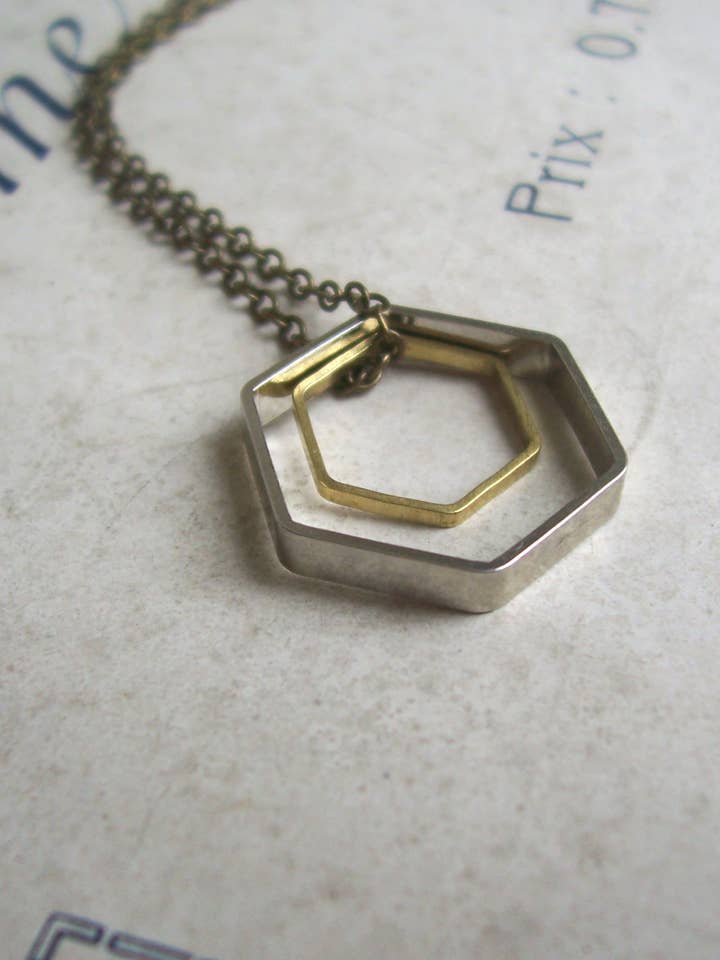 Collar con dije de doble hexágono - metales mixtos geométricos para venta al por mayor de The Magpie's Daughter