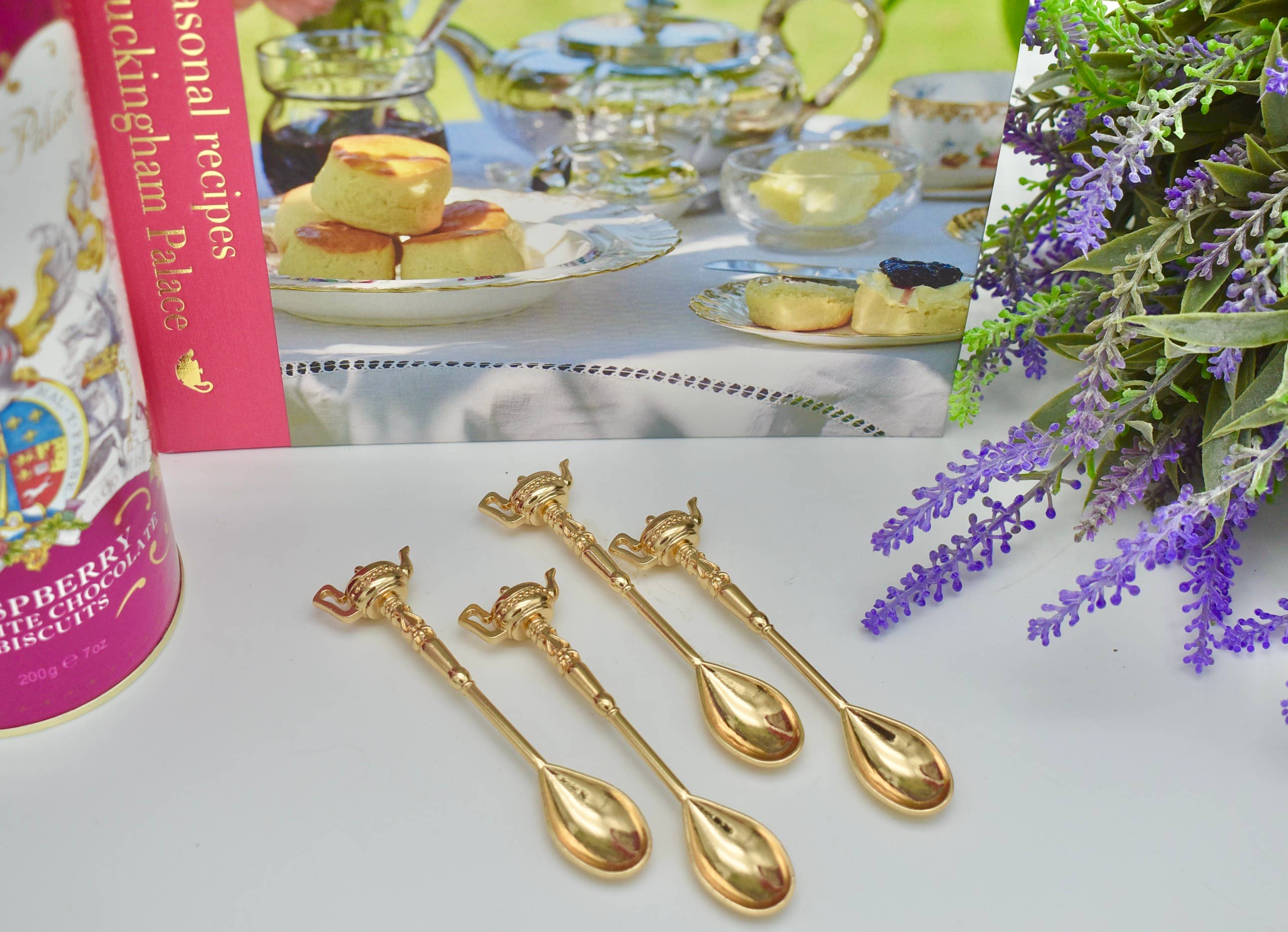 All Little Cute Things – Großhandel Esslöffel (Besteck) – Goldbeschichtete Löffel mit Teekannen-Griff im Geschenkset2