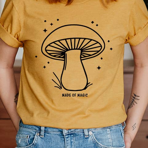 Maglietta Grafica Base Fatta di Funghi Magici per la vendita all'ingrosso da parte di Kissed Apparel