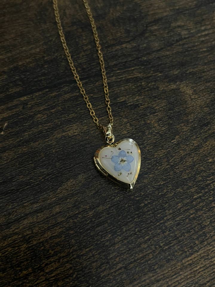 Vergeet-mij-niet bloemenmedaillon ketting voor wholesale door Bare Bones Jewelry London