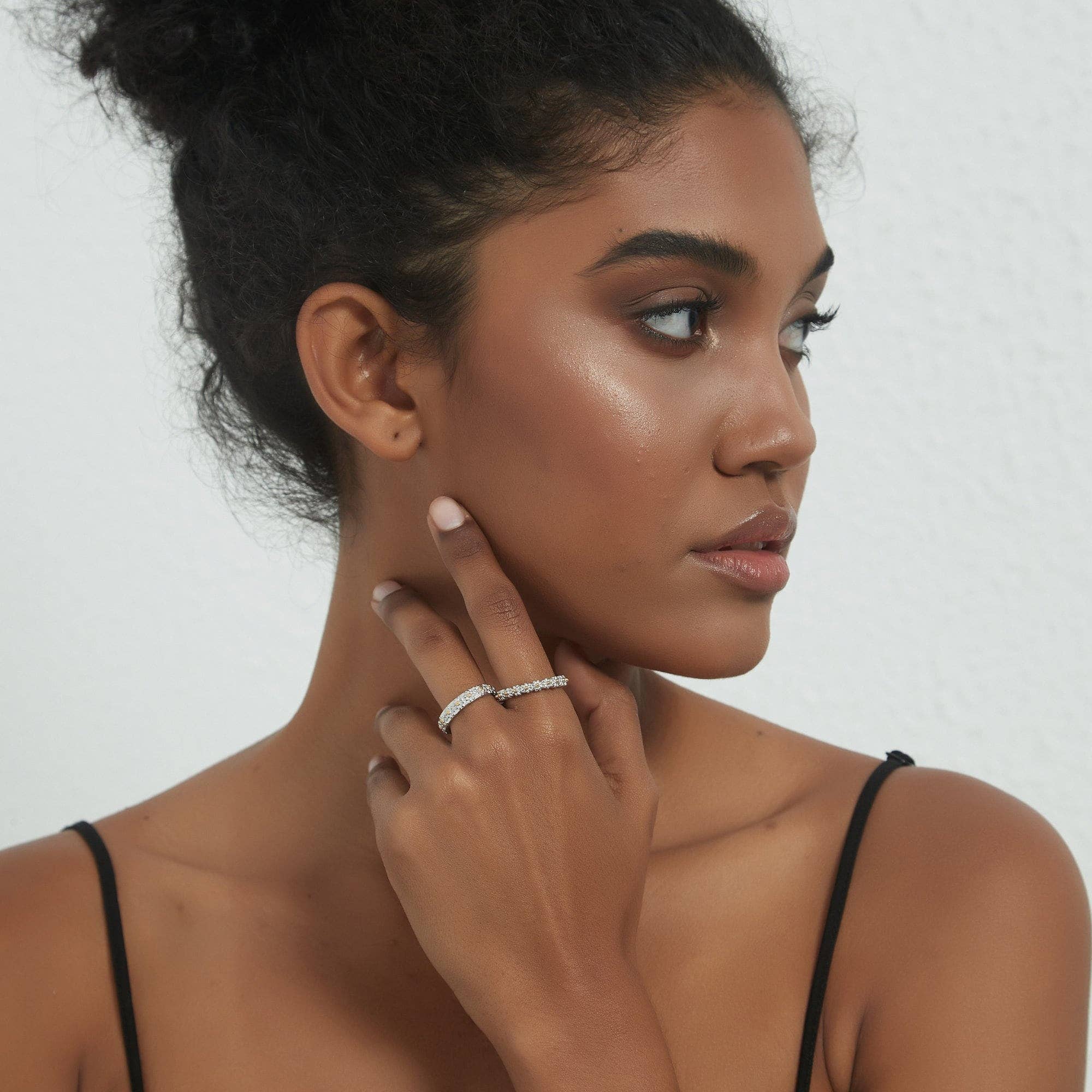 Perimade & Co. LLC - Vendita all'ingrosso Fede nuziale - Anello impilabile abbinato a fiore di margherita in argento sterling 9251