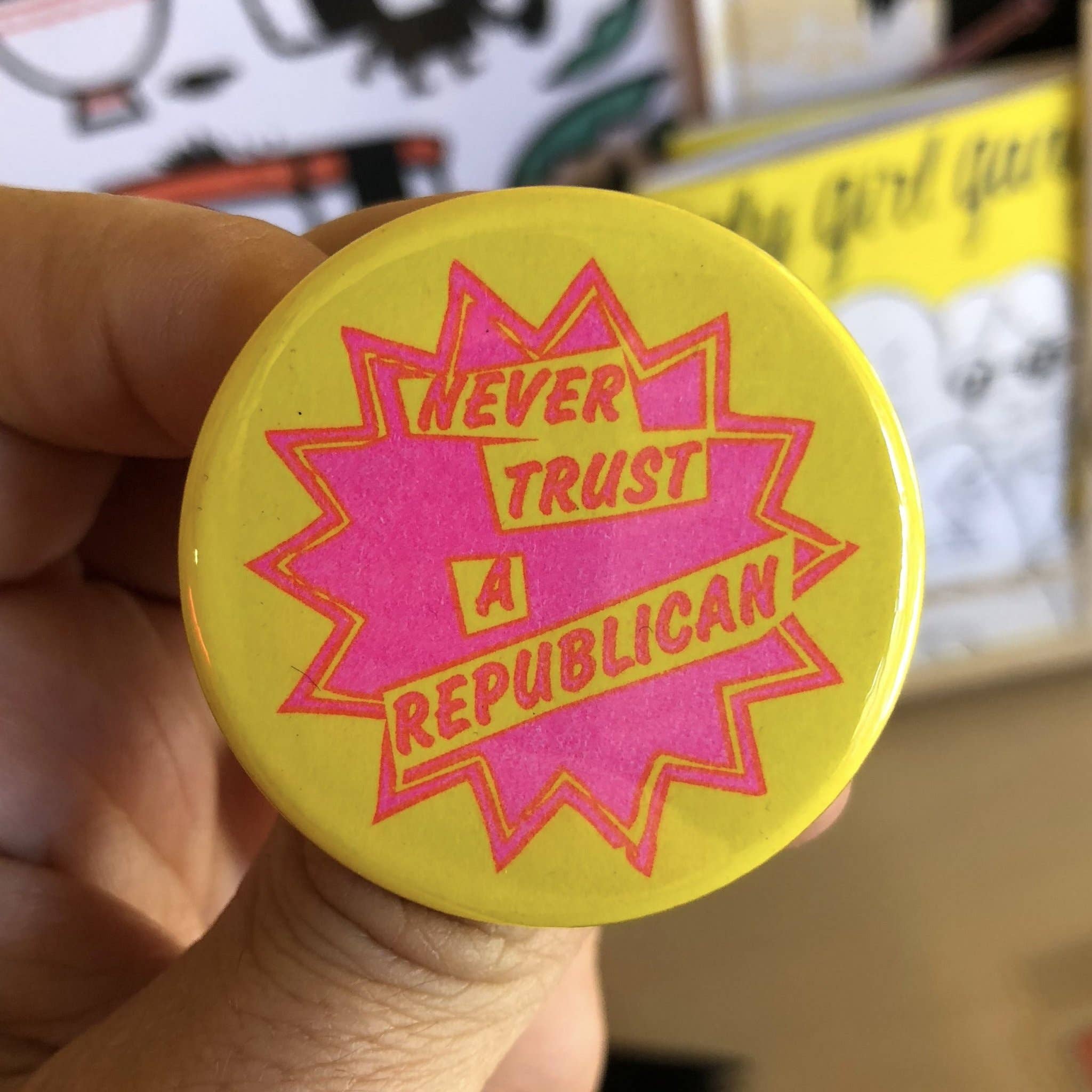 World Famous Original - Vendita all'ingrosso Spilla da bavero - Never Trust A Republican Button - 1.75"2