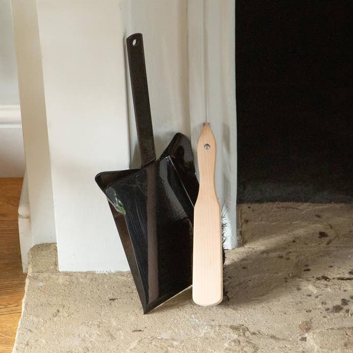 Rinkit Ltd - Wholesale Dusting Brush & Duster - Black Fireplace Dustpan & Brush Set - By Hammer & Tongs