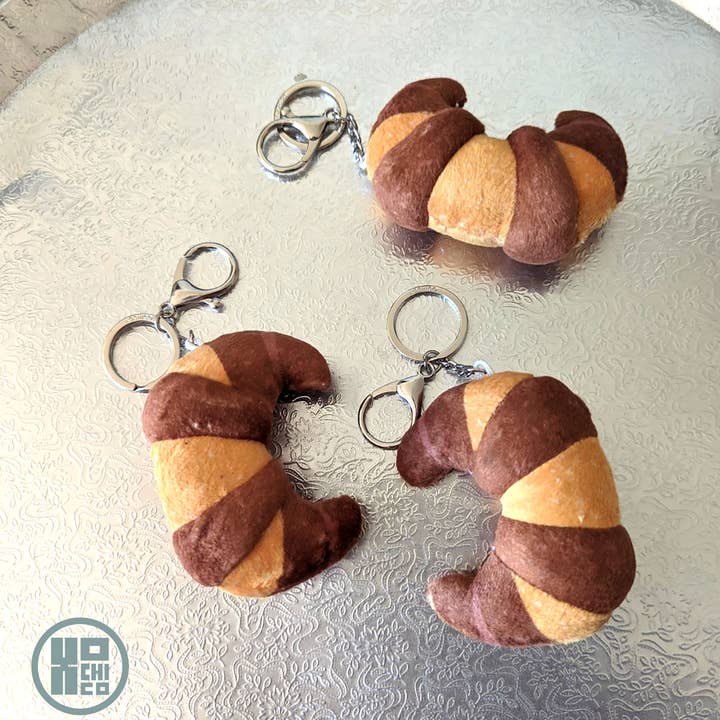 ”Cuernitos” (Croissant/Horn) Plush Pan Dulce nyckelring för wholesale av Xochico
