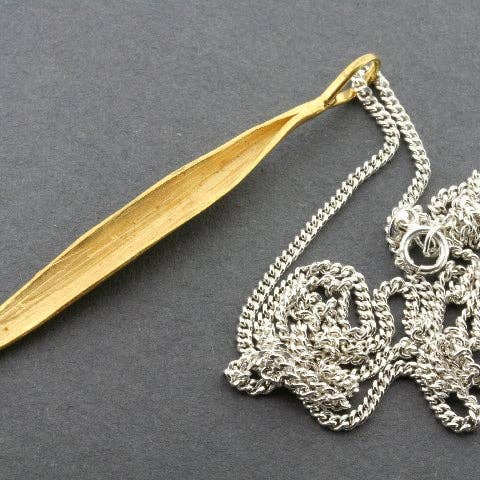 Makers & Providers - Wholesale Pendant/charm necklace - Long tea leaf pendant - gold on 55cm silver chain1