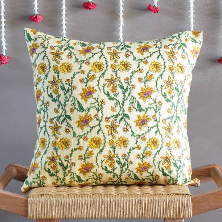 Housse de coussin Bahar Floral Yellow pour la vente par Tikauo