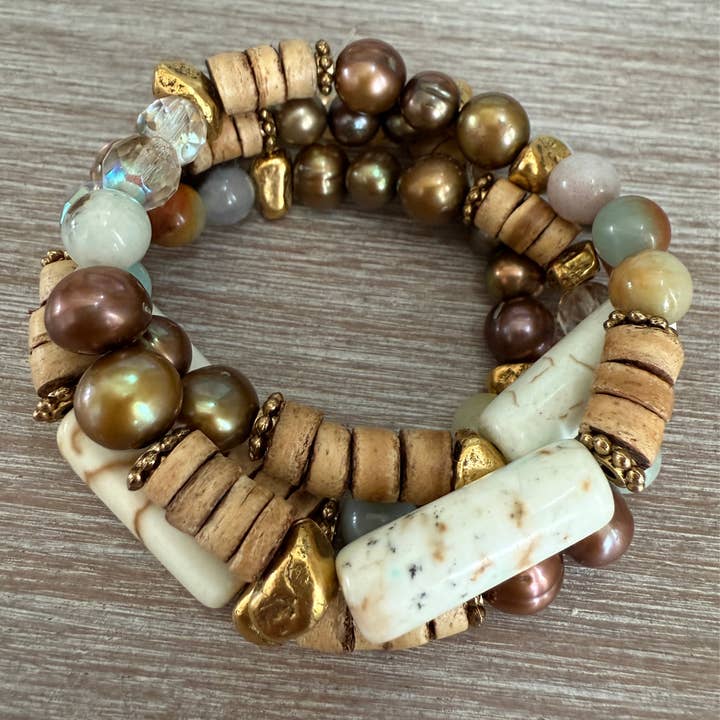 Bracelet extensible en pierres semi-précieuses et perles d'eau douce pour la vente par Twist Style