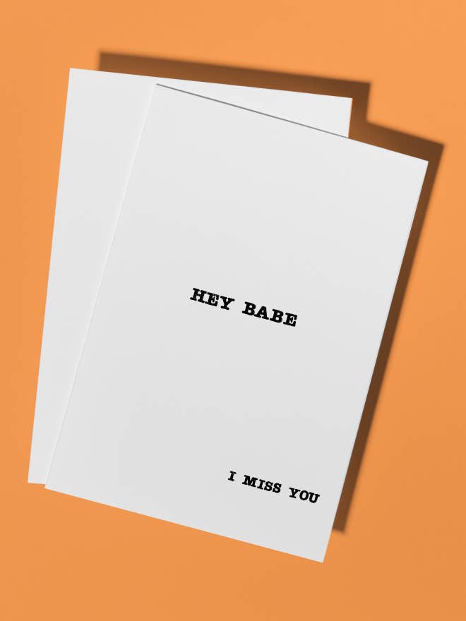 HÉ BÉBÉ, TU ME MANQUES pour la vente par Los Feliz Goods