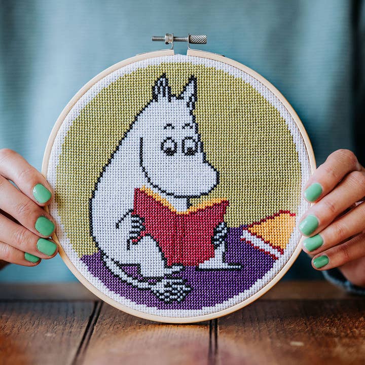 The Crafty Kit Company – wholesale Material för broderi/korsstygn – Mumin Korsstygn Kit - Mumintrollet Reading