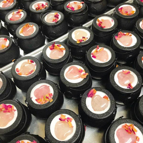 Liebeszauber-Quarz mit Rosenquarz-Herz-Badebombe für den Großhandel von NOLA Soap Works