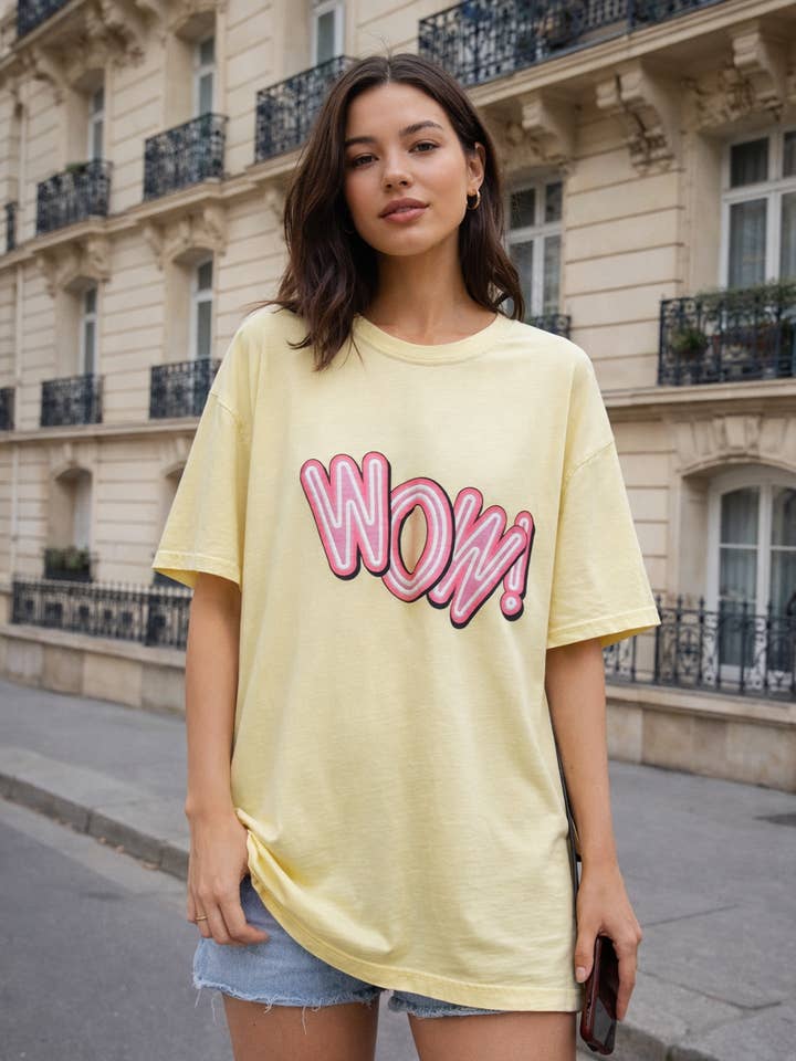 T-shirt stampata "WOW!" per la vendita all'ingrosso da parte di Amy & Clo Invogue