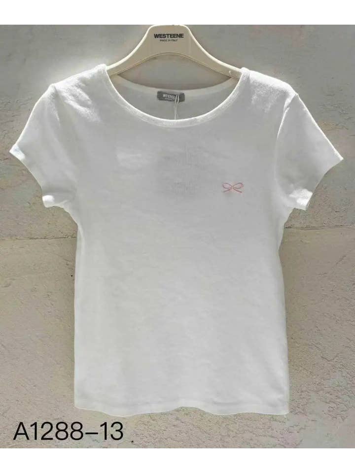 Bianco T-shirt slim in cotone a girocollo con papillon ricamato in vendita all'ingrosso su Faire