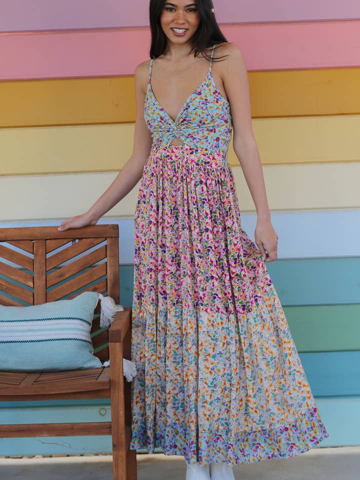 ROBE LONGUE À COL EN V ET DÉCOUPE TORSADÉE SUR LE DEVANT F4F50-A814 pour la vente par ANGIE