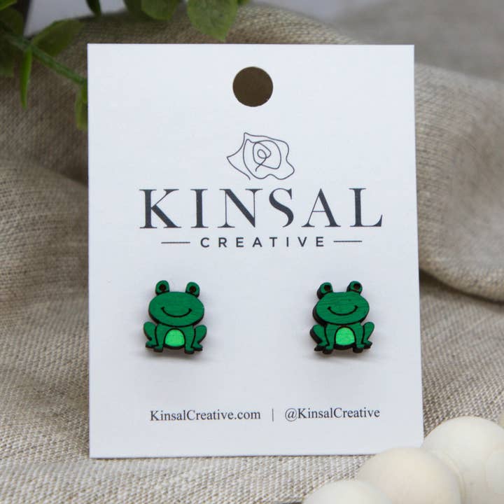 Frog Wood Stud Øreringe for engroshandel hos Kinsal Creative