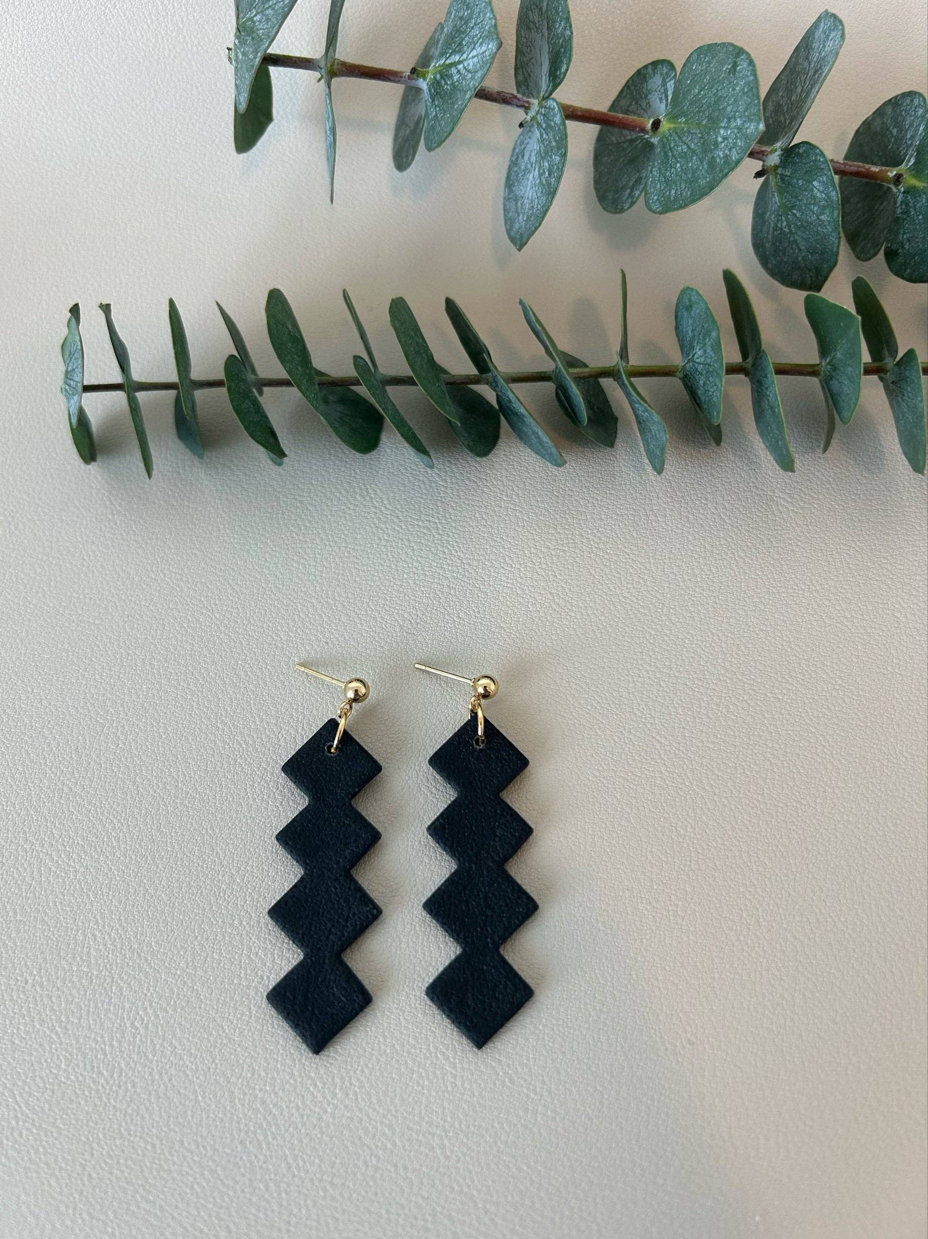 lucylola - Wholesale Dangle Earrings - The Ziggy - Black1