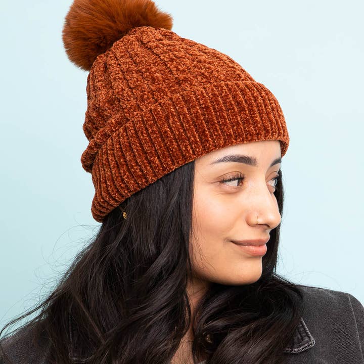 Leto Accessories – Engroshandel Beanie - Dame – Velvet kabelstrikket hue med pom - stof af højeste kvalitet