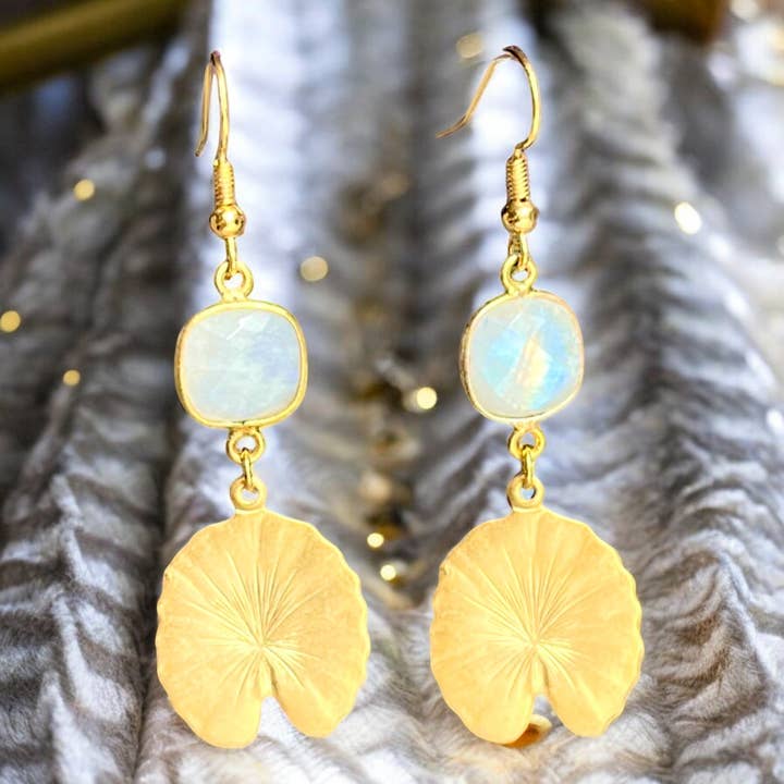 Boucles d’oreilles "DALLAS" dorées or fin Pierre de Lune pour la vente par TOURMALYN