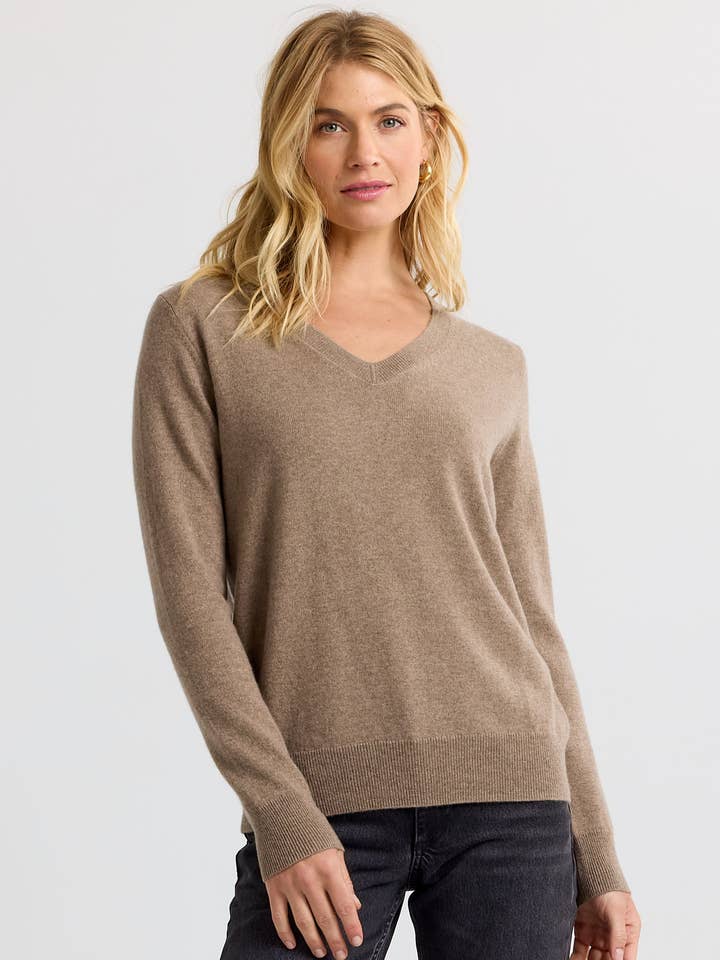 Essential cashmere med V-ringning för wholesale av Pura Cashmere