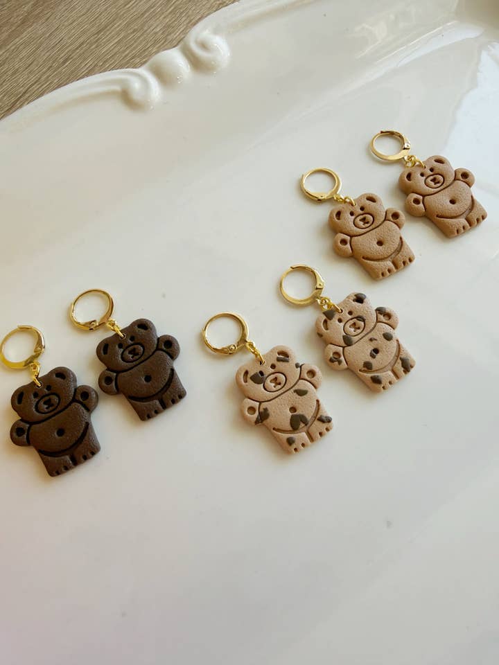 Créoles Teddy Cookie | Boucles d'oreilles en pâte polymère pour la vente par Little Calico Clay