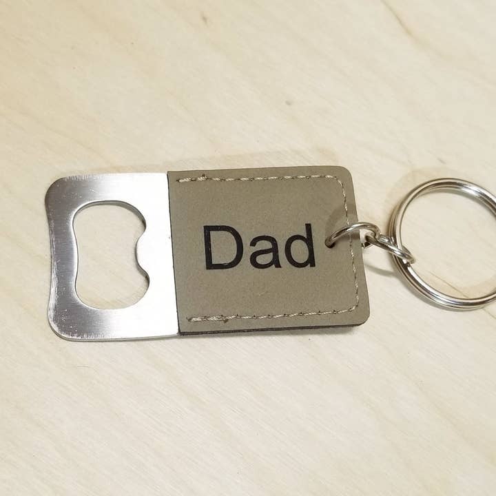 Porte-clés ouvre-bouteille en similicuir pour la vente par Peak Handmade