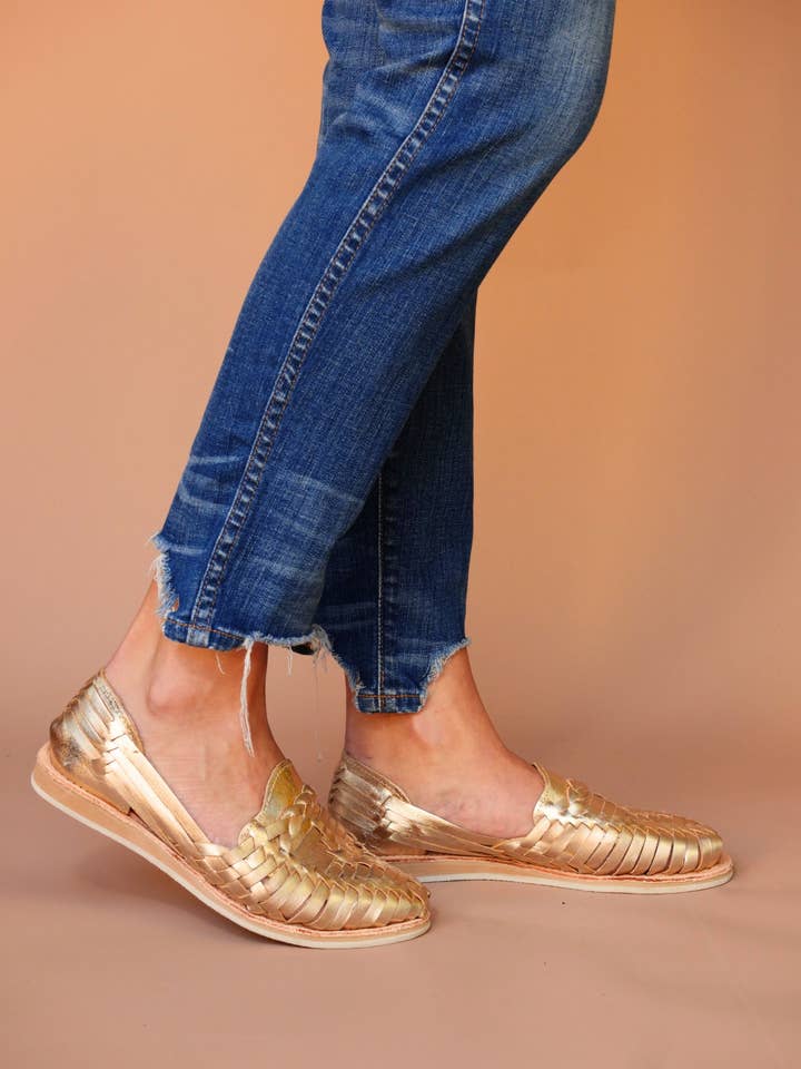 HUARACHE DE CUERO DORADO para venta al por mayor de LOLA Y TULA
