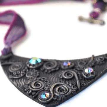 Wirbel Lila Lätzchen Halskette für den Großhandel von Janine’s Jewelry Design