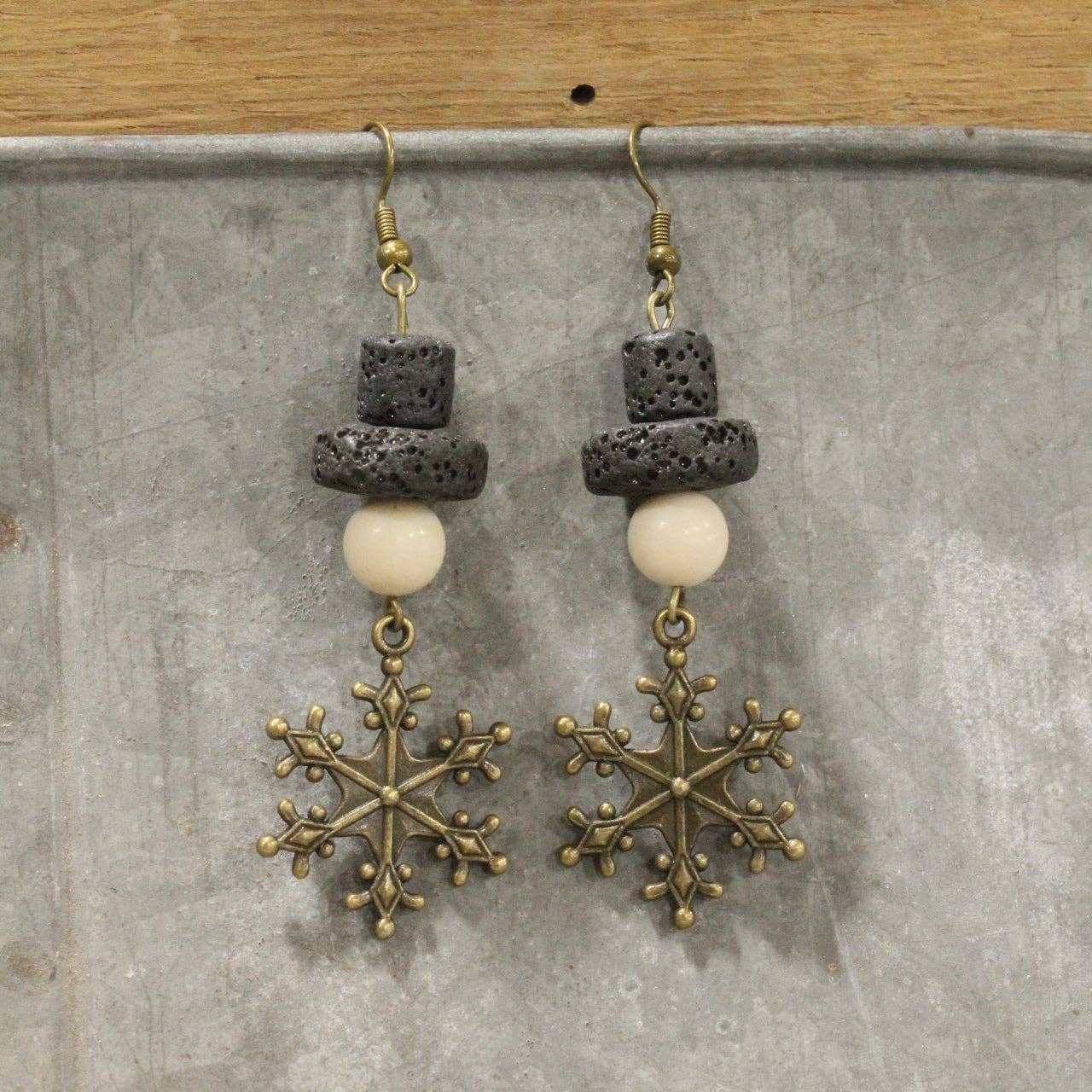The Primitive Peddler, Inc. - Vente Boucles d'oreilles pendantes - Rencontrez M. Chilly Boucles d'Oreilles Flocon de Neige Suspendues4