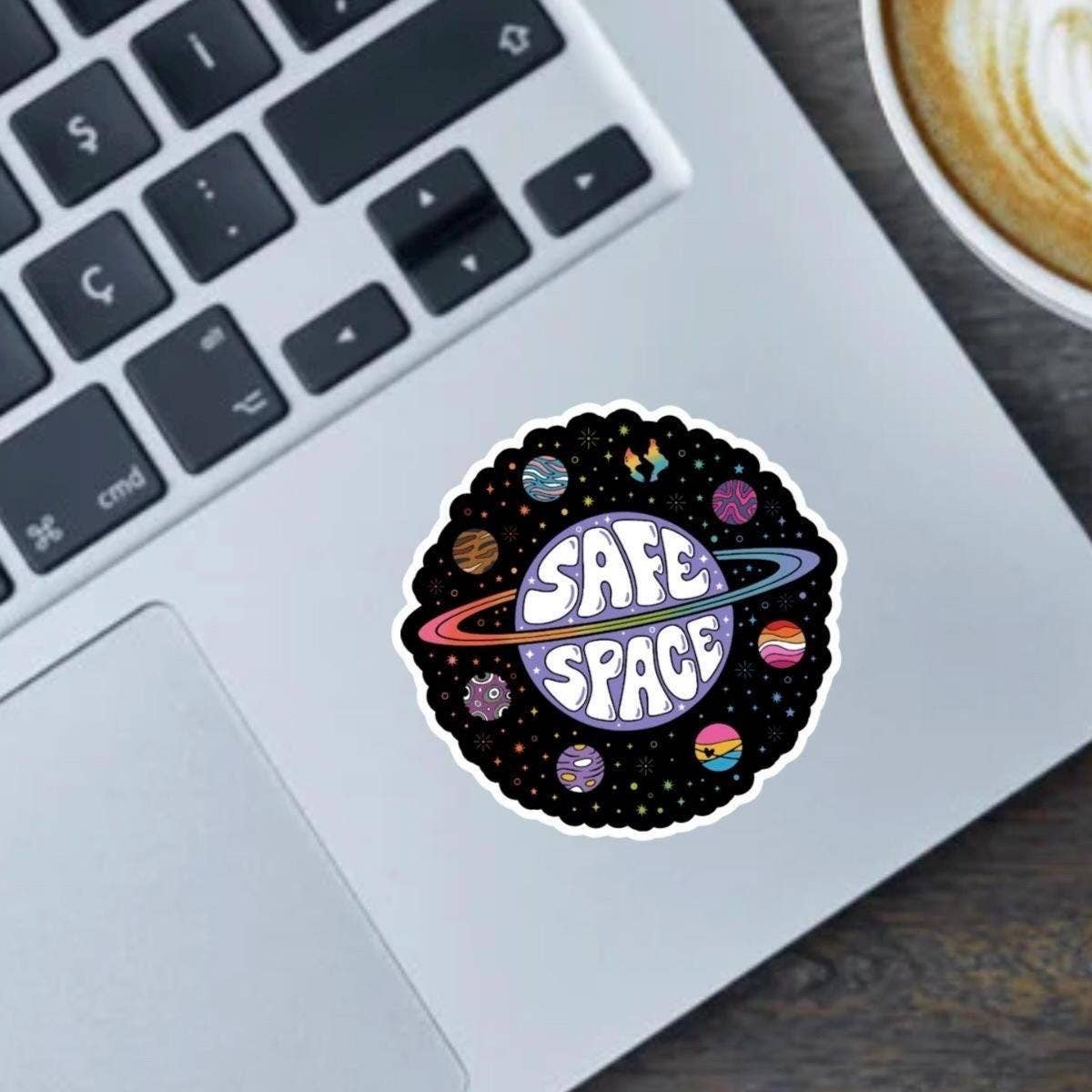 Fable and Flame Co. - Vente Autocollant - Autocollant en vinyle Safe Space Pride 2,5"