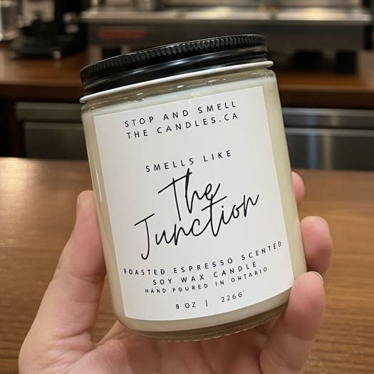 The Junction: geroosterde espresso-geurende 8oz sojakaars voor wholesale door Sara's soaps and candles