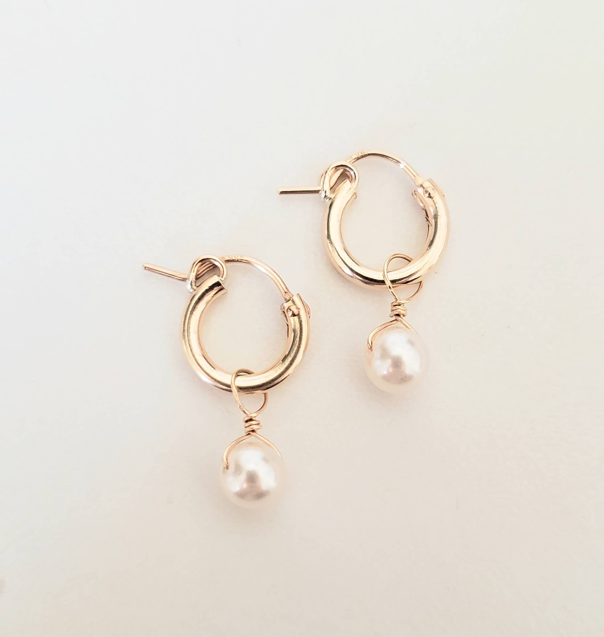 Aden + Claire Jewelry - Vente Petits anneaux - Boucles d'oreilles Huggie dorées avec perles0