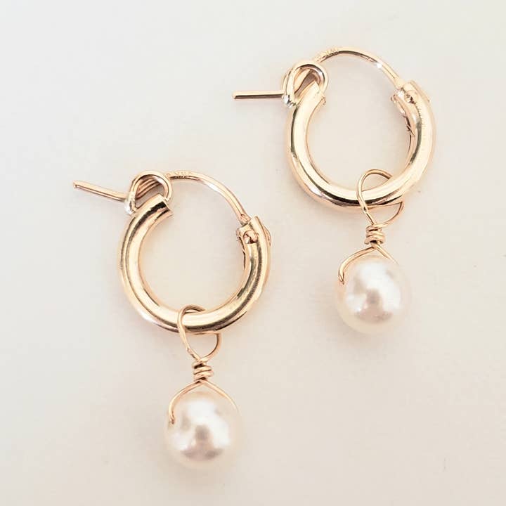 Gouden Huggie-oorbellen met parels voor wholesale door Aden + Claire Jewelry