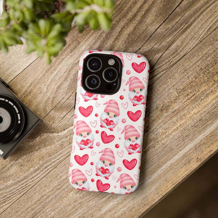 Funda de Teléfono Corazón de Gnomo Rosa, Regalo Festivo para Ella, Funda Protectora Única, Accesorio Divertido para las Fiestas, Accesorio para el Día de San Valentín para venta al por mayor de Happythings76
