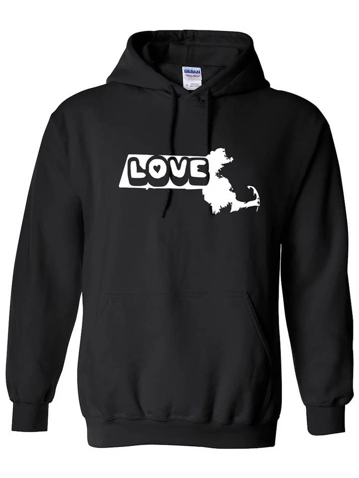 Sweat à capuche Massachusetts Love (taille S-3XL, 100 carats) pour la vente par 413 Shirts