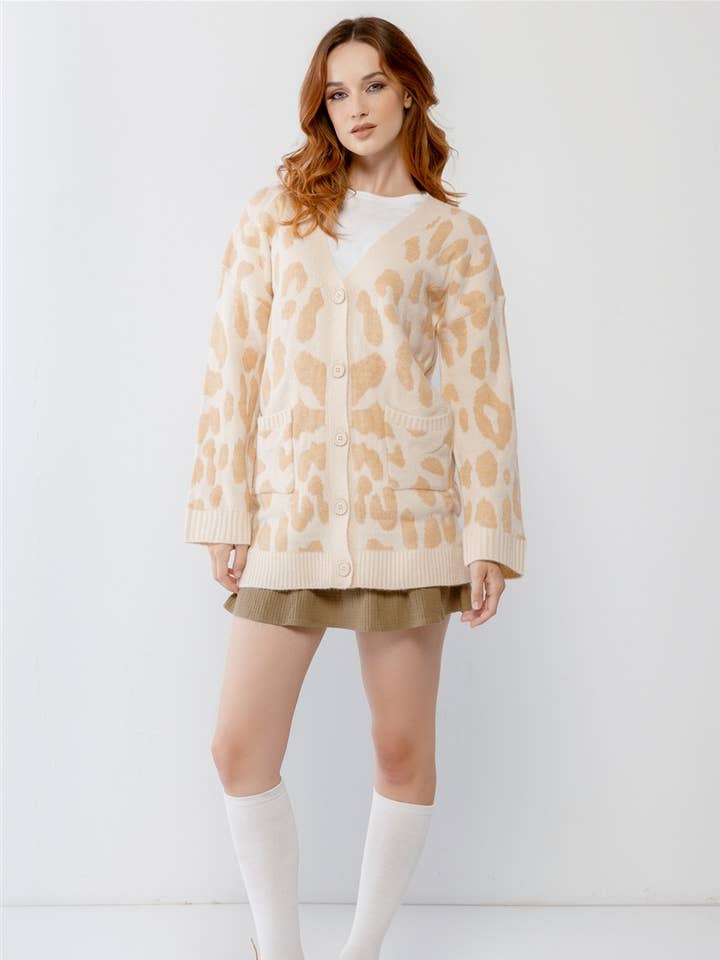 Manga larga S con dos bolsillos y botones en la parte delantera con estampado de jirafa color crema para venta al por mayor de BJ's Closets