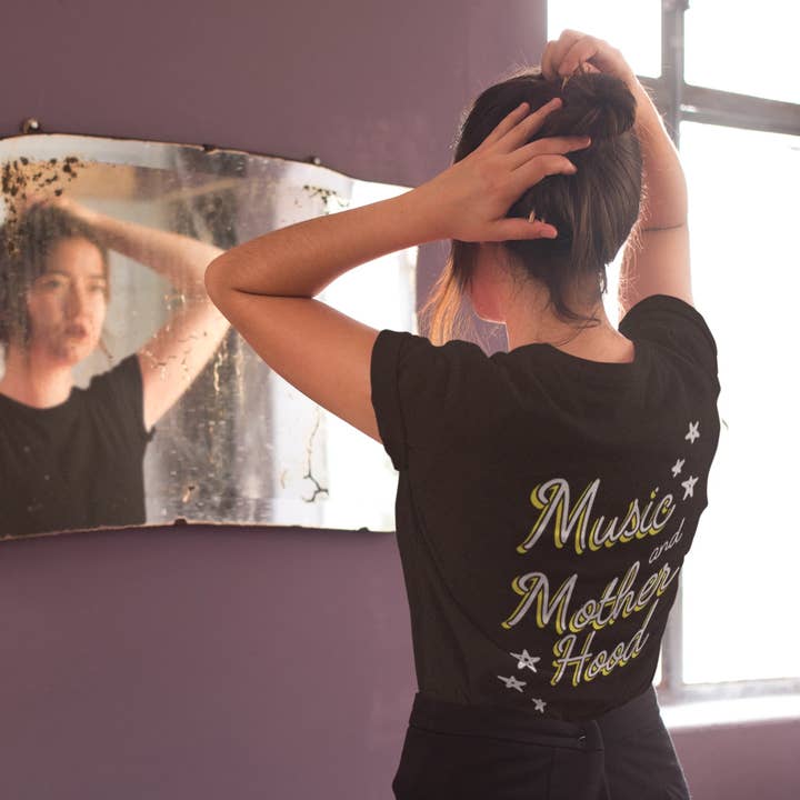 T-shirt ras du cou Musique et maternité pour la vente par Baby Teith