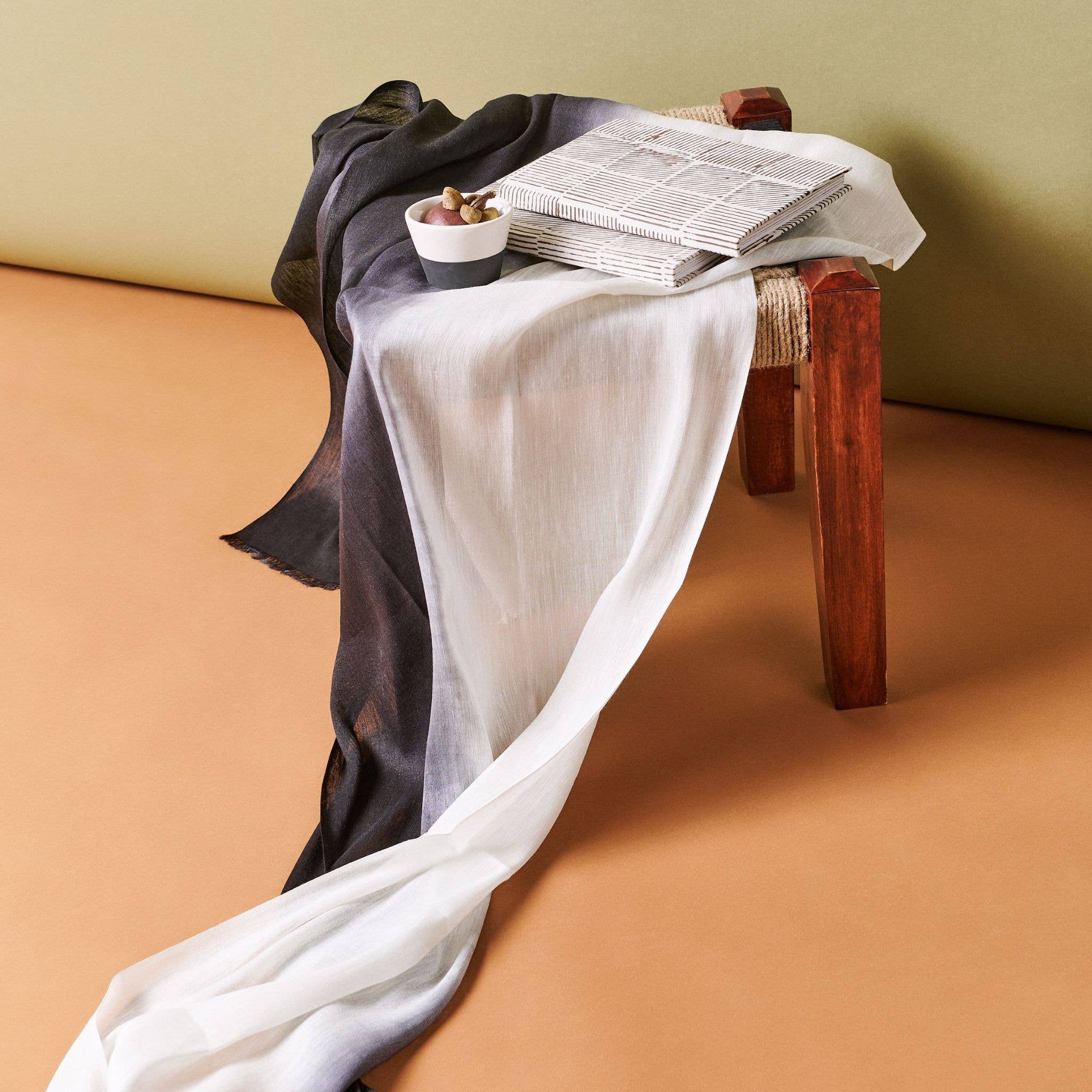 Variously - Vendita all'ingrosso Sciarpa - Donna - Sciarpa lavorata a mano in morbido lino nero con sfumature di granito



14