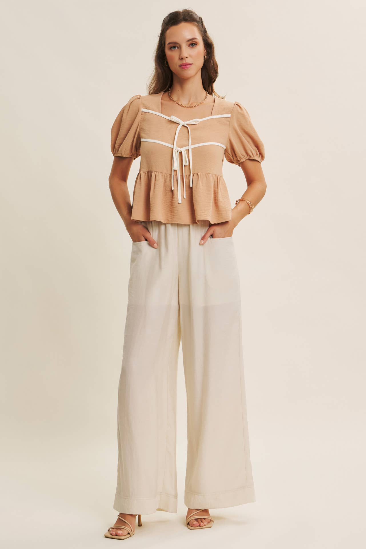 in february - Vente Chemisier – femme - BLOUSE BABYDOLL CHARMANTE AVEC NŒUDS CONTRASTÉS5