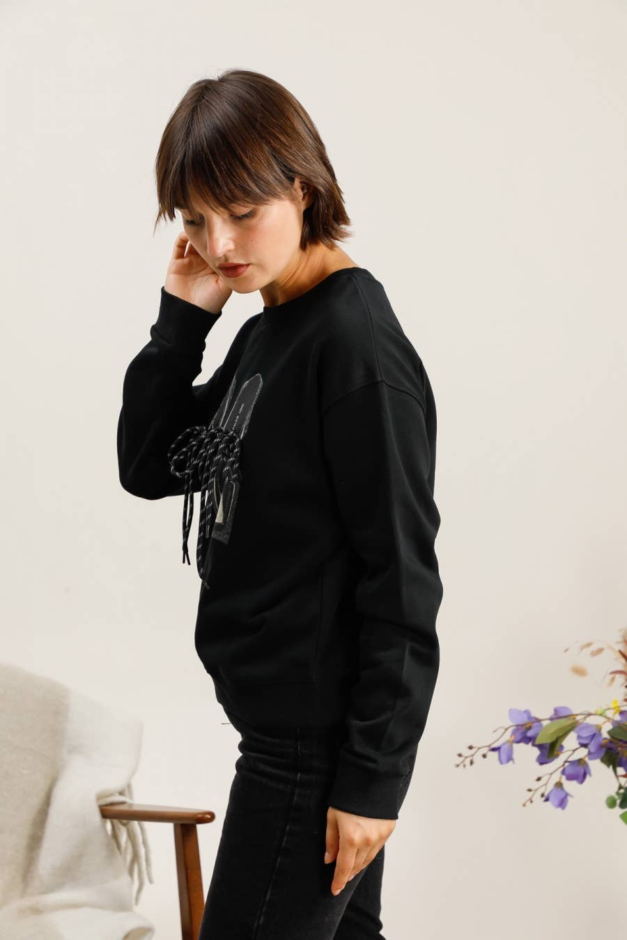 Attrait Paris - Wholesale Graphic Sweatshirt - Women's - Crew neck sweatshirt, lace-up sneakers2