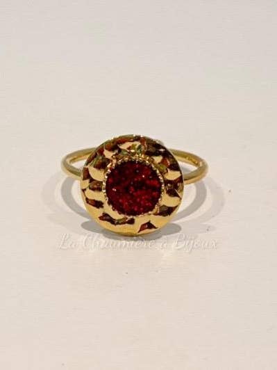 Bague rouge plateau martelé en plaqué or pour la vente par La Chaumière à Bijoux
